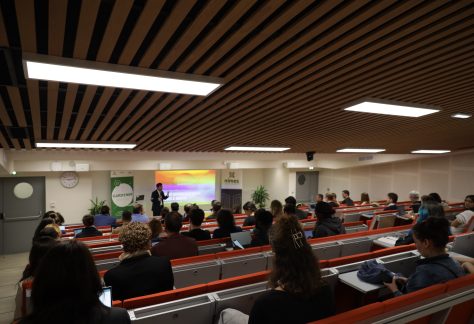 Le président de Nîmes Université Benoît Roig accueille les chercheurs et chercheuses de l'établissement afin d'ouvrir officiellement cette première journée de l'institut de recherche IRIS